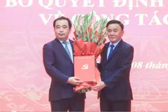 Đồng chí Trần Cẩm Tú trao quyết định của Bộ Chính trị và tặng hoa chúc mừng đồng chí Trần Đức Thắng được Bộ Chính trị phân công, chỉ định giữ chức Bí thư Thành ủy Hà Nội nhiệm kỳ 2025-2030