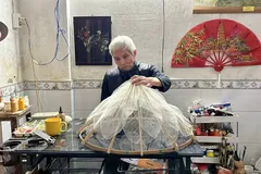 Nghệ nhân Võ Ngọc Hùng mày mò sáng tạo ra những chiếc nón độc đáo từ xương lá bàng 