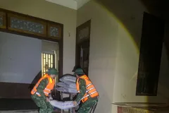 Lực lượng chức năng ở xã Lao Bảo, tỉnh Quảng Trị tổ chức di dời khẩn cấp 397 người dân và nhiều đồ đạc trong đêm