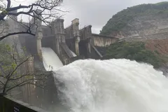 Hồ thủy điện Hương Điền điều tiết nước qua tràn và tuabin với lưu lượng tăng dần
