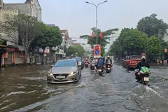 Sáng 19-9, nhiều đoạn trên quốc lộ 32 vẫn chìm trong nước. Ảnh: TIẾN CƯỜNG