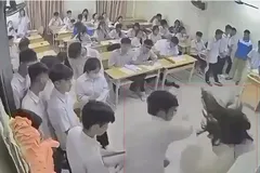 Nam sinh hành hung cô giáo trên bục giảng. Ảnh: CHỤP MÀN HÌNH