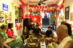 Đoàn du khách quốc tế thưởng thức làn điệu hát xẩm trong không gian quán cà phê tái hiện Hà Nội 36 phố phường