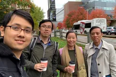 Vợ chồng GS Hoàng Văn Kiếm cùng hai con là TS Hoàng Trọng Nghĩa (thứ 2 từ trái qua) và TS Hoàng Quang Minh