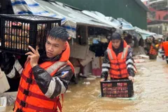 Nước sông Kỳ Cùng dâng cao, hơn 800 tiểu thương chạy hàng hóa