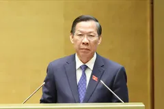 Chủ nhiệm Ủy ban Kinh tế và Tài chính của Quốc hội Phan Văn Mãi trình bày báo cáo thẩm tra, sáng 17-10. Ảnh QUANG PHÚC