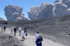 Núi lửa bất ngờ phun trào, du khách chạy tán loạn