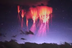 Cảnh tượng gây kinh ngạc trên bầu trời Tây Tạng vào ngày 31-5. (PAULOWNIA DONG SHUCHANG/WEIBO) 