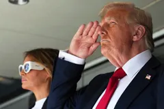 Tổng thống Donald Trump cùng phu nhân Melania Trump tham dự trận chung kết bóng đá Club World Cup tại New Jersey vào 13-7.