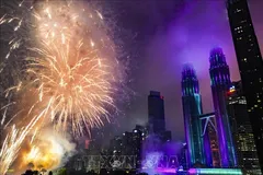 Màn pháo hoa rực rỡ chào mừng năm mới tại Kuala Lumpur, Malaysia. Ảnh: THX/TTXVN
