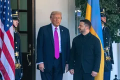Tổng thống Mỹ Donald Trump trong cuộc gặp người đồng cấp Ukraine Volodymyr Zelensky tại Mỹ, ngày 17-10-2025. Ảnh: THX/TTXVN