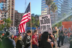 Hàng trăm người tập trung tại trung tâm thành phố Los Angeles để phản đối nguy cơ chiến tranh với Venezuela. Ảnh: sanfernandosun.com