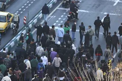 Các tiểu thương đóng cửa hàng và tuần hành phản đối giá cả leo thang trong một cuộc biểu tình hồi tháng trước. Ảnh: Hãng thông tấn Fars