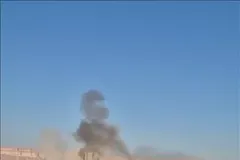 Khói bốc lên sau các cuộc không kích tại Mukalla, thủ phủ tỉnh Hadramawt, Yemen ngày 26-12-2025. Ảnh: THX/TTXVN