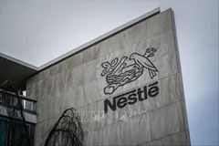 Biểu tượng Nestle tại trụ sở tập đoàn ở Vevey, Thụy Sĩ. Ảnh: Getty Images/TTXVN