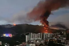 Khói lửa bốc lên tại khu phức hợp quân sự Fuerte Tiuna lớn nhất Venezuela, sau một loạt tiếng nổ ở thủ đô Caracas ngày 3-1. Ảnh: France24/TTXVN