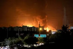 Khói lửa bốc lên từ một cơ sở khai thác dầu ở quận Shahran, thủ đô Tehran (Iran) sau khi trúng không kích của Israel hôm 12/6/2025. Ảnh: Anadolu Agency/TTXVN