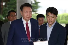 Cựu Tổng thống Hàn Quốc Yoon Suk Yeol (trái) tới văn phòng Công tố cấp cao ở Seoul ngày 5-7-2025. Ảnh: Yonhap/TTXVN