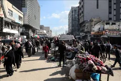 Người dân tại thành phố Gaza ngày 15/1/2026. Ảnh: THX/TTXVN