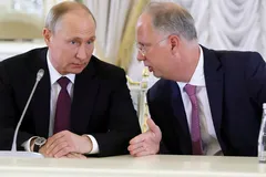 Ông Kirill Dmitriev (phải) và Tổng thống Liên bang Nga Vladimir Putin. Ảnh: Sputnik