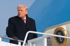 Tổng thống Mỹ Donald Trump lên chuyên cơ Air Force One tại Căn cứ Liên hợp Andrews, bang Maryland, ngày 16-1. Ảnh: Getty Images