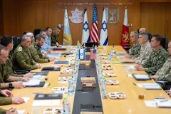 Đô đốc Brad Cooper, chỉ huy Bộ Tư lệnh Trung tâm Mỹ (CENTCOM), thăm Israel ngày 25/1/2026. Ảnh: X/IDF