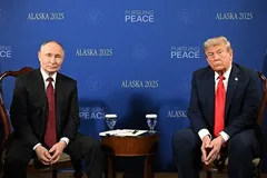 Tổng thống Putin (trái) trong cuộc họp với Tổng thống Trump tại Căn cứ Elmendorf-Richardson, Anchorage, bang Alaska (Mỹ). Ảnh: THX/TTXVN