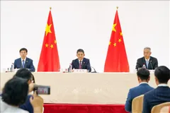 Người phát ngôn Bộ Thương mại Trung Quốc Hà Á Đông (ảnh, trái). Ảnh: THX/TTXVN