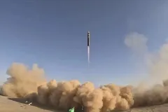 Tên lửa đạn đạo tầm xa Khorramshahr-4 của Iran. Ảnh: IRNA/TTXVN