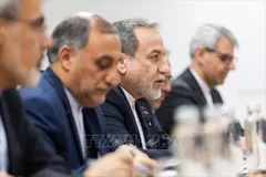 Phái đoàn Iran do Ngoại trưởng Abbas Araghchi (thứ 3, trái) dẫn đầu tham gia vòng đàm phán hạt nhân gián tiếp lần thứ ba với phía Mỹ tại Geneva (Thụy Sĩ) ngày 26/2/2026. Ảnh: IRNA/TTXVN