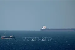 Tàu chở dầu tại Eo biển Hormuz ở ngoài khơi vùng biển Khasab (Oman). Ảnh tư liệu: TTXVN