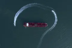 Một tàu cao tốc của Vệ binh Cách mạng Hồi giáo Iran di chuyển quanh tàu chở dầu cờ Anh. Ảnh: Tanism News Agency