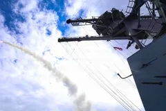 Tàu khu trục mang tên lửa dẫn đường lớp Arleigh Burke USS Thomas Hudner (DDG 116) phóng tên lửa tấn công mặt đất Tomahawk (TLAM) trong khuôn khổ chiến dịch Epic Fury. Ảnh: Hải quân Mỹ