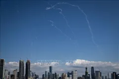 Những vệt khói trên bầu trời Tel Aviv (Israel) khi hệ thống phòng không Israel đánh chặn tên lửa từ Iran ngày 1/3/2026. Ảnh: THX/TTXVN