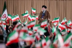 Lãnh tụ tối cao của Iran, Ayatollah Ali Khamenei, đã thiệt mạng trong chiến dịch không kích của Israel và Mỹ ngày 28/2. Trong ảnh, ông tham dự cuộc gặp gỡ sinh viên tại Tehran, Iran, ngày 3/11/2025. Ảnh: Văn phòng Lãnh đạo tối cao Iran