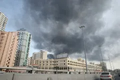 Khói bốc lên sau khi tên lửa Iran đánh trúng trụ sở Hạm đội 5 của Hải quân Mỹ ở Manama, Bahrain ngày 28-2. Ảnh: AA/TTXVN