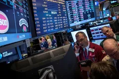 Chứng khoán Mỹ giảm mạnh, Dow Jones mất gần 800 điểm