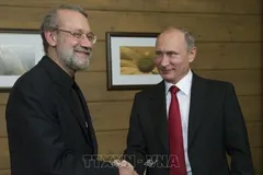 Tổng thống Liên bang Nga Vladimir Putin (phải) và ông Ali Larijani, cố vấn cấp cao của Lãnh tụ Tối cao Iran, tại cuộc gặp ở Moskva. Ảnh: IRNA/TTXVN