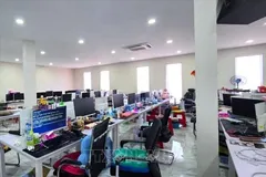 Lực lượng chức năng tỉnh Banteay Meanchey đột kích tòa nhà được dùng cho hoạt động lừa đảo trực tuyến tại thành phố Poipet. Ảnh: AKP/TTXVN phát