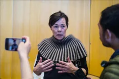 Bà Vivian Motzfeldt phát biểu với báo giới tại Nuuk. Ảnh tư liệu: THX/TTXVN