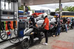 Người dân xếp hàng đổ xăng tại một trạm xăng ở Manila. Ảnh: CNA