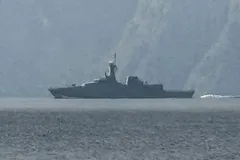 Một tàu hải quân di chuyển ở khu vực Eo biển Hormuz ngày 1/3/2026. Ảnh: rnz.co.nz/TTXVN