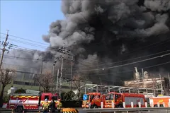 Hiện trường vụ hỏa hoạn tại nhà máy sản xuất phụ tùng ô tô ở thành phố Daejeon, Hàn Quốc ngày 20-3. Ảnh: THX/TTXVN