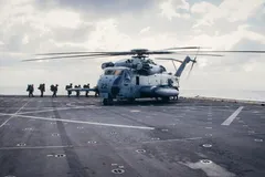 Các binh sĩ Thủy quân Lục chiến Mỹ thuộc thành phần Tác chiến Mặt đất chuẩn bị lên trực thăng CH-53E Super Stallion trên tàu USS Mesa Verde (LPD 19), tại Địa Trung Hải, ngày 18/2/2024. Ảnh: Thủy quân Lục chiến Mỹ
