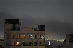 Khói bốc lên sau các vụ nổ tại Tehran, Iran sáng 23-3. Ảnh: THX/TTXVN