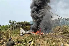 Hiện trường vụ rơi máy bay quân sự ở Putumayo, Colombia, ngày 23/3/2026. Ảnh: THX/TTXVN