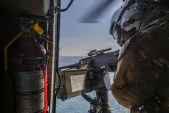 Binh sĩ Mỹ thực hiện nhiệm vụ trên trực thăng quân sự. Ảnh: Hải quân Mỹ