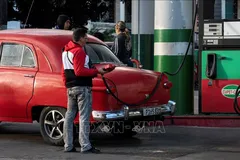 Người dân đổ xăng cho xe ô tô tại trạm xăng ở La Habana, Cuba, ngày 31-1-2024. Ảnh minh họa: TTXVN