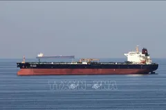 Tàu chở dầu di chuyển qua eo biển Hormuz. Ảnh: TTXVN