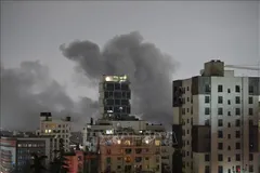 Khói bốc lên sau vụ tấn công tại Tehran, Iran, ngày 28-3. Ảnh: THX/TTXVN